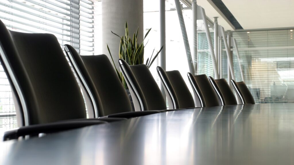Stoelen in vergaderzaal