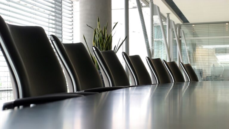 Stoelen in vergaderzaal