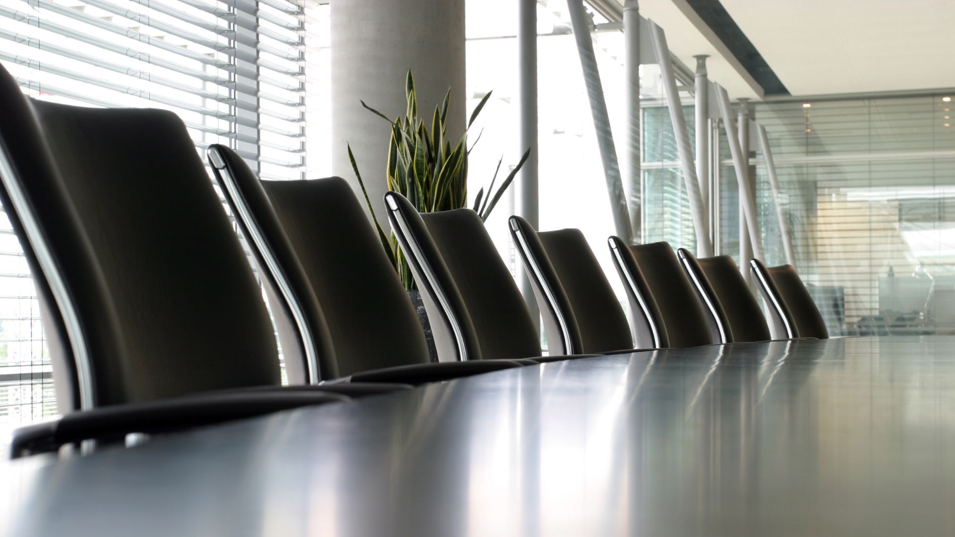Stoelen in vergaderzaal
